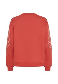 Sweat-shirt rouge vu de dos avec des manches longues et des motifs floraux en contour blanc sur les bras supérieurs.