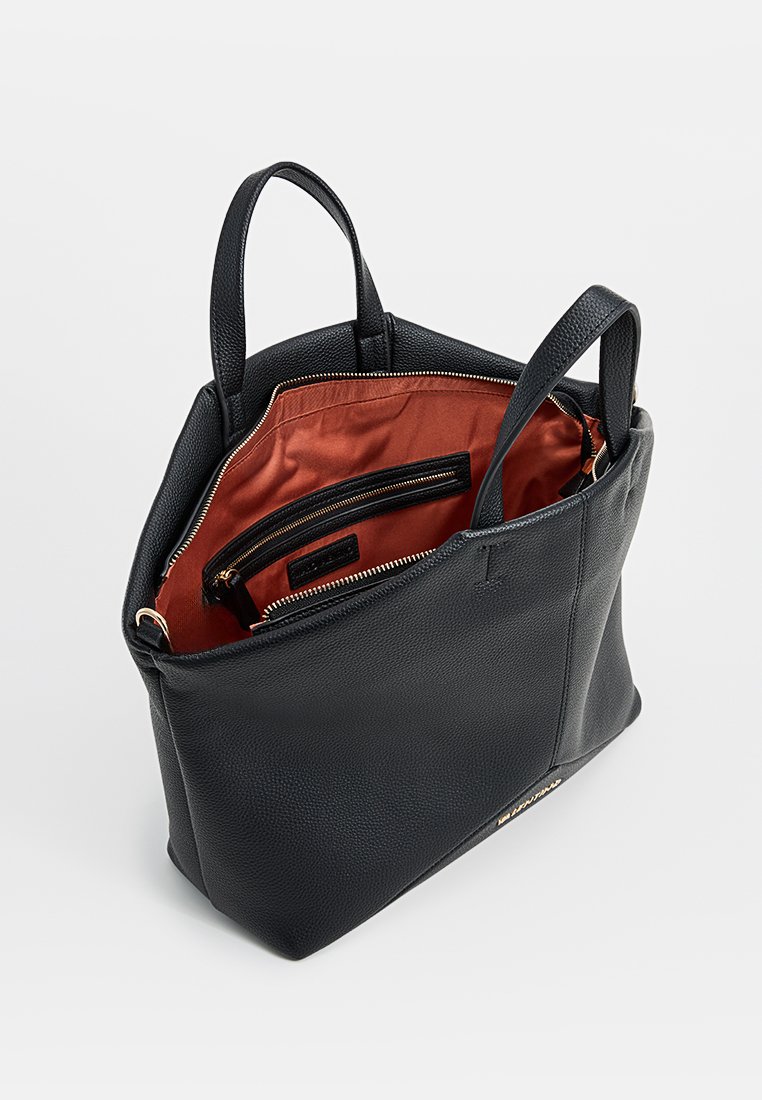 Sac fourre-tout en cuir noir avec une surface texturée, ouverture sur le dessus, deux poignées et un intérieur orange contrastant avec une poche zippée.