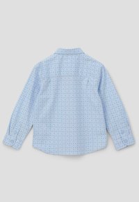 Hellblaues Langarmhemd mit kleinen schwarzen geometrischen Mustern, mit Knopfmanschetten und einem Kragen. Es hat eine Gesäßtasche und eine glatte Textur.