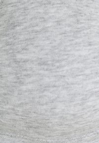 Gaiši pelēks džersija audums ar mīkstu, teksturētu virsmu, ar smalku izplūdusi rakstu. Šuves detaļa gar apakšējo malu.