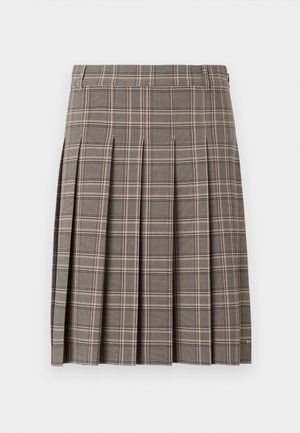 Pelēks svārku kostīms ar plīvuriem, kuram ir tumšo un gaišo toņu sajaukums un smalkas rozā svītras. Izgatavots no teksturēta auduma ar jostu.