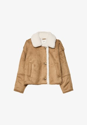 Ruskea mokkajakku, jossa on valkoinen fleece-kaulus, napitus ja sivutaskut, asetettu tasaisesti valkoiselle taustalle.