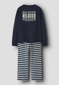 Marineblå pysjamas overdel med lange ermer og «RELAXED» trykt på baksiden, kombinert med hvite og marineblå striper bukser. Mykt bomullsmateriale gjennomgående.