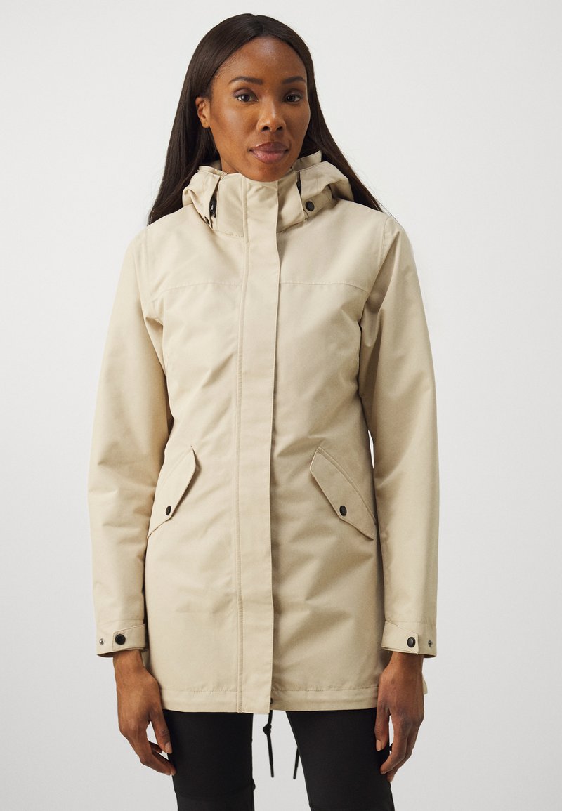 Parka imperméable beige avec un col haut, deux poches avant et une capuche ajustable. Texture lisse avec des accents de boutons.