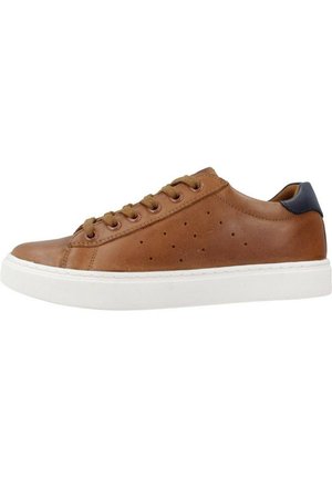 Sneaker en cuir marron avec des détails perforés sur le côté, semelle en caoutchouc blanche et accent de talon foncé contrasté. Présente des lacets plats et une forme classique.