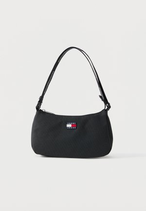 Sort skulderveske fra Tommy Jeans med enkelt reim og liten rektangulær logopatch midt foran.