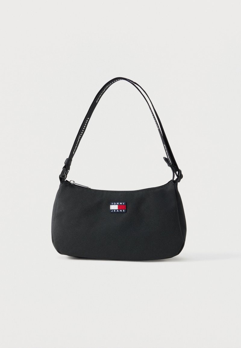 Μαύρη τσάντα ώμου Tommy Jeans με έναν ιμάντα και μικρό ορθογώνιο έμβλημα λογότυπου στο κέντρο μπροστά.