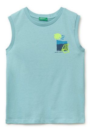 Camicia senza maniche azzurro chiaro con piccola grafica di un albero, una sdraio e scalini vicino all'acqua sul petto in alto a sinistra.