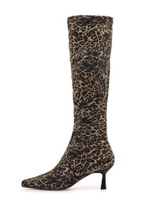 Bota hasta la rodilla con estampado de leopardo, fabricada con tela suave, con punta puntiaguda y tacón negro delgado, que presenta una textura lisa y un diseño sin costuras.