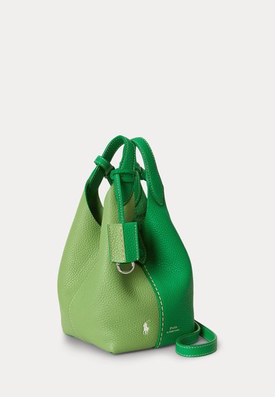 Tweedelige groene lederen emmerhandtas met dubbele handvatten, witte stiksels, een hangend label en het Polo Ralph Lauren-logo.