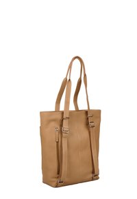 Borsa a spalla in pelle color tan con due manici principali, tasca frontale con zip e dettagli di cucitura. Presenta una superficie testurizzata e accessori metallici.