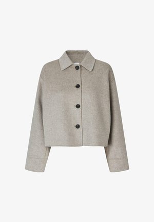 Kurtā gaisā pelēkā vilnas maisījumā ar izteikta apkakli, četriem melniem pogām un platām piedurknēm brīvai piegriezumam.