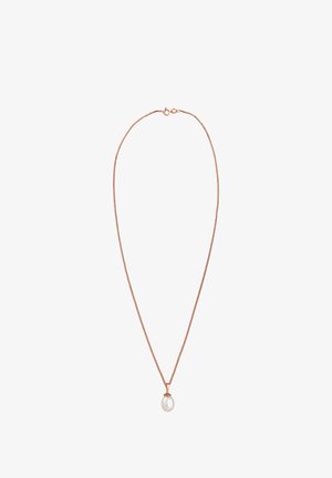 Collier en chaîne en or rose avec un design délicat et tordu, dotée d'un pendentif en perle blanche unique suspendu au centre.