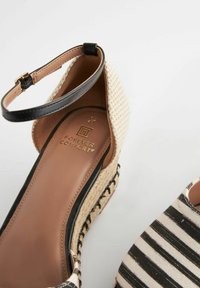 Next FOREVER COMFORT CLOSED TOE -REGULAR FIT - Obuv s klinovým podpätkom - black white stripe