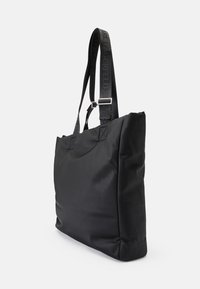 Borsa tote nera in nylon con una texture liscia, dotata di manici piatti e robusti e di una forma rettangolare elegante, arricchita da dettagli in metallo.