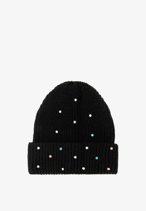 Czarny dzianinowy beanie z podwiniętym brzegiem, ozdobiony małymi różowymi, niebieskimi i białymi kropkami przypominającymi kamienie szlachetne, rozrzuconymi po powierzchni.