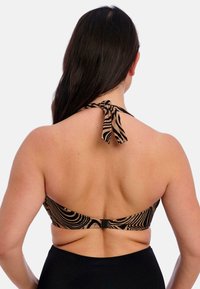 Top de bikini a rayas marrón y negro con cuello halter y cierre en la espalda. El material parece suave con un ligero estiramiento.