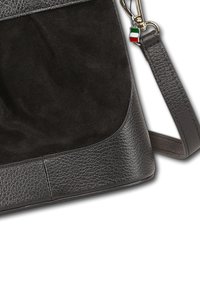 Sac à main en cuir noir avec une texture lisse, rabat en suède et une bandoulière amovible. Présente un petit accent à drapeau italien et des éléments en métal doré.