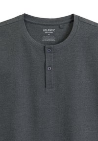 Ciemnoszara koszula piżamowa typu henley z okrągłym dekoltem, zapięciem na dwa guziki i subtelnie teksturowanym materiałem. Haftowane logo na piersi.