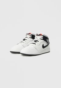 Άσπρα δερμάτινα παπούτσια μπάσκετ με μαύρες λεπτομέρειες, σχεδιασμό με κορδόνια, επενδυμένο γιακά, διάτρητη μύτη και κόκκινη λεπτομέρεια λογότυπου στη γλώσσα.