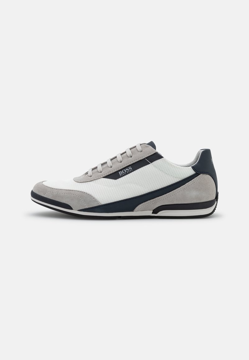 Baskets basses décontractées en mesh blanc et daim gris avec bordure bleu marine, lacets et logo BOSS sur le côté.