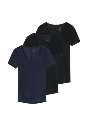 Tre kortærmede t-shirts med rund hals i mørkeblå og sort, placeret overlappende på en hvid baggrund.