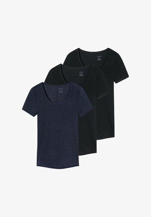 Trois t-shirts à manches courtes à encolure dégagée en bleu foncé et noir, disposés en chevauchement sur un fond blanc.