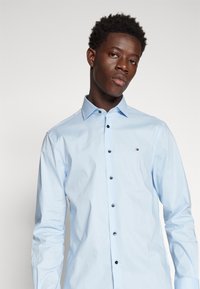 Tommy Hilfiger STRETCH POPLIN CONTRAST SHIRT - Camicia - custom color light blue