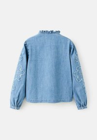 Giacca di jeans blu chiaro con maniche lunghe, colletto fluttuante e ricami floreali sui polsini. Vestibilità classica e rilassata.