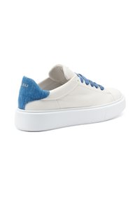 Sneaker bianca in pelle con accenti blu denim sul tallone e lacci coordinati, caratterizzata da una suola spessa bianca e una texture liscia.