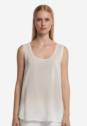 Satinvit ärmlös topp med rundad neck, slät textur och subtil lyster, med en lös passform och ren fåll.