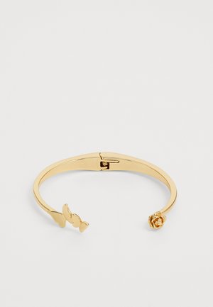 Guldfarvet metal cuff-armbånd med tre sommerfugle detaljer i den ene ende og en rose detalje i den anden ende, poleret glat overflade, åben design.