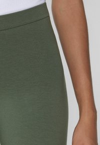 Tezenis BASIC - Legging (type pantalon) - grün w military green