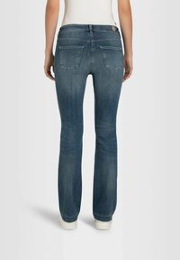Jeans de campana para mujer en denim azul medio, con una cintura de tiro medio, diseño de cinco bolsillos y detalles de costura sutiles en los bolsillos traseros.