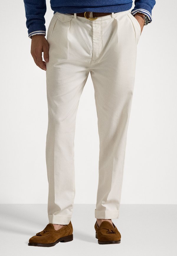 SLIM TAPERED FIT PLEATED TWILL PANT - Trousers