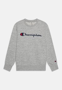Sudadera gris de tela suave con cuello redondo y puños acanalados, con el logo bordado "Champion" en azul marino y rojo.