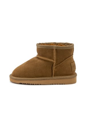 Braune Wildleder-Stiefeletten mit einem weichen, flauschigen Futter, ausgestattet mit einer gesteppten Naht und einer strukturierten Gummisohle. Niedrig geschnittenes Design für einfaches Anziehen.
