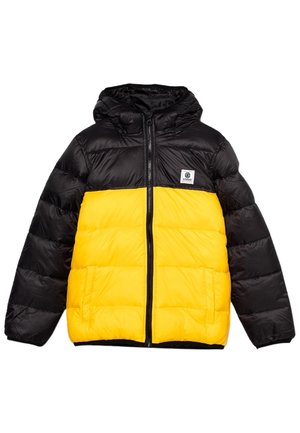 Sort og gul dunjakke med hætte, frontlynlås, to forlommer og et lille hvidt rektangulært logopatch på brystet.