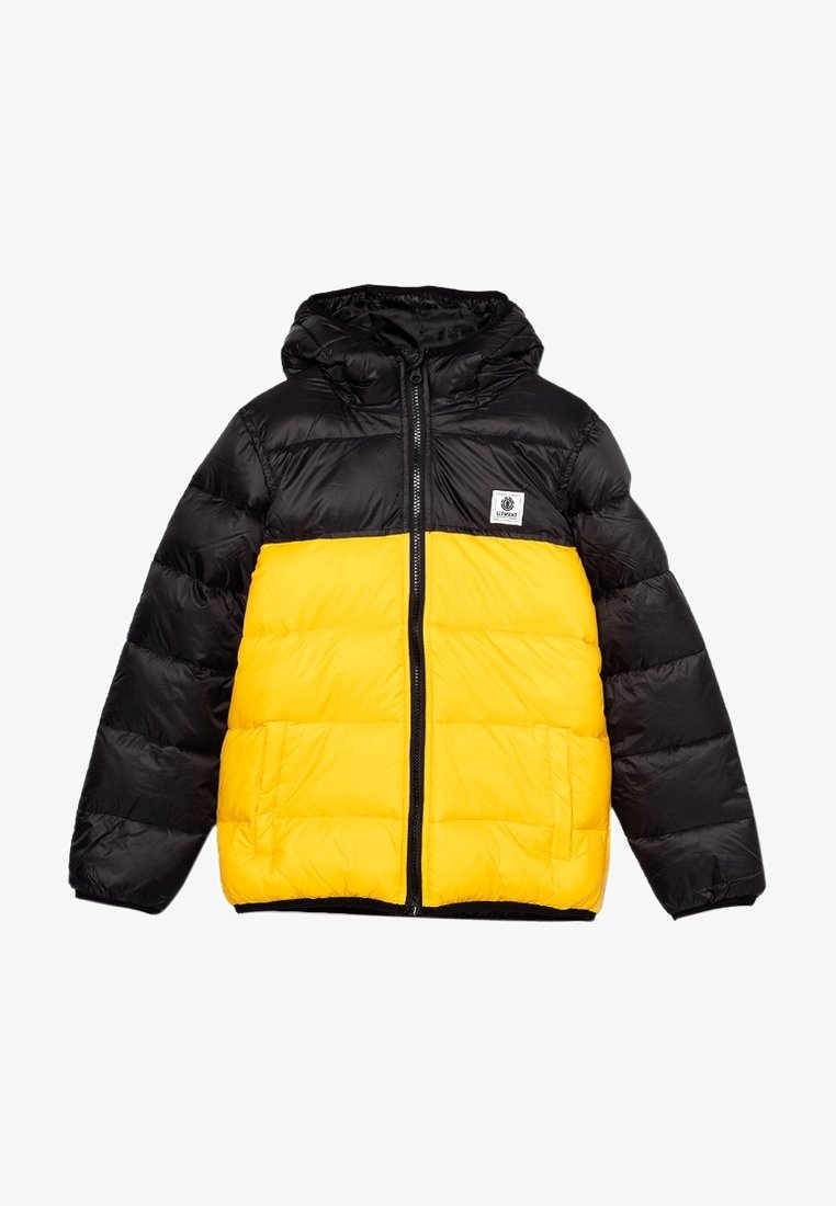 Doudoune noire et jaune avec capuche, fermeture éclair à l'avant, deux poches avant et un petit patch logo rectangulaire blanc sur la poitrine.