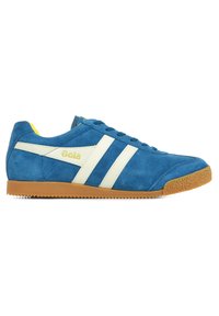 Sneaker blu in camoscio con stripe retro bianche, accentuazione gialla sul tallone e suola in gomma con battistrada testurizzato per una migliore aderenza. Nome del marchio sul lato.