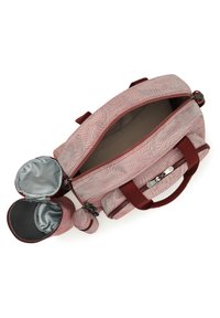 Rektangulær lyserød og rød stoftaske med åben hovedlynlås, sidelommer, håndtag og lille vedhæftet pung på hvid baggrund.