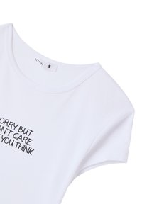 T-shirt in cotone bianco con collo rotondo, maniche corte e testo nero che recita "MI DISPIACE MA NON MI IMPORTA DI COSA PENSI." Etichetta di taglia: S.