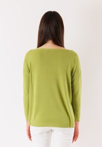 Maglione verde in maglia con vestibilità ampia, maniche lunghe e scollatura ampia. Tessuto morbido con orlo e polsini a costine.