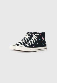 Schwarze High-Top-Canvas-Sneaker mit weißen Schnürsenkeln, die bunte Schmetterlings- und Sternmuster aufweisen, sowie eine weiße Gummikappe.