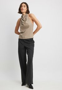 NA-KD DRAPIERTES NECKHOLDER - Tops - beige