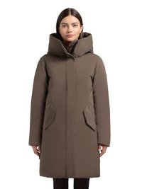 Smeđa podstavljena jakna s visokim ovratnikom, zatvaračem i bočnim džepovima. Ima glatku teksturu i ravnu siluetu za toplinu i udobnost.