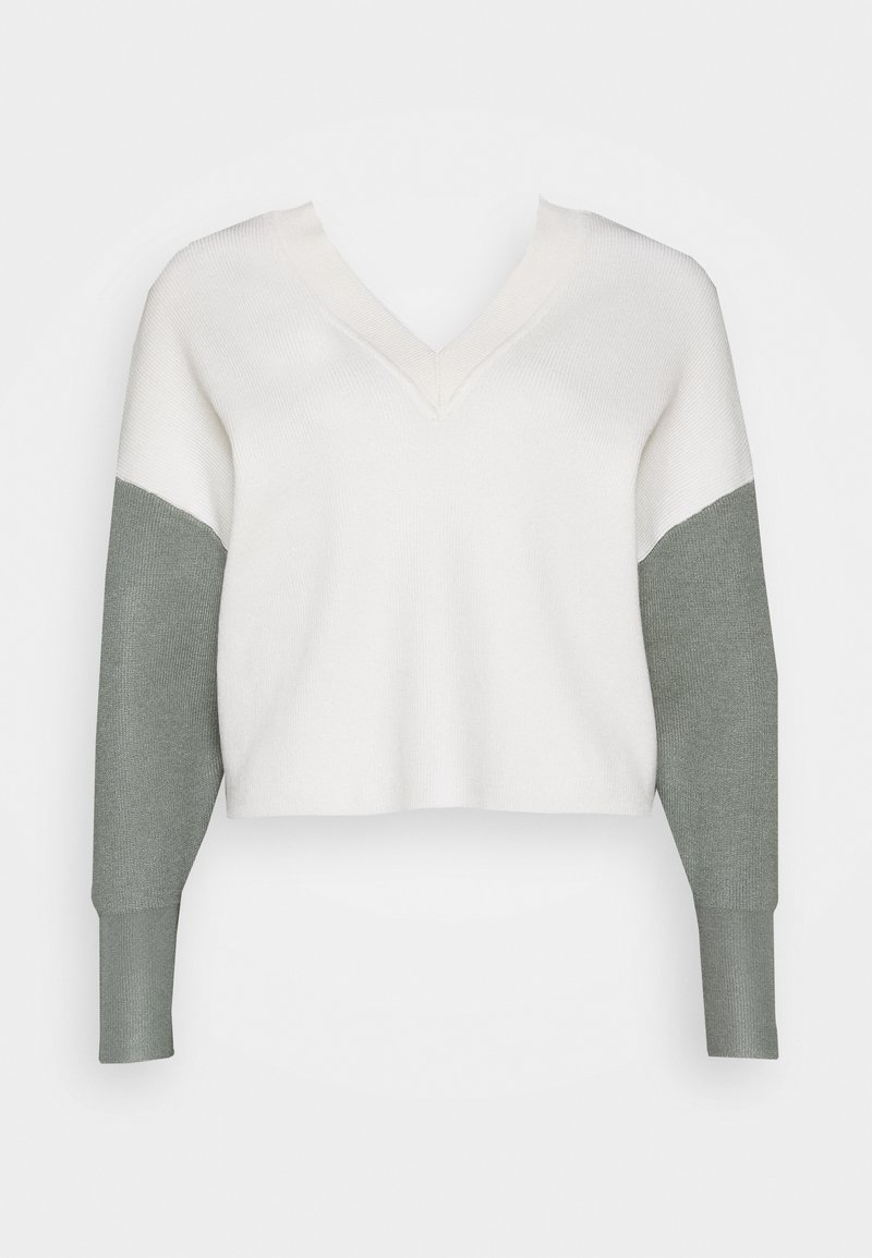 Pull court à col en V avec texture côtelée ; corps blanc et manches longues en gris clair et vert foncé. Lignes épurées et couleurs contrastées.