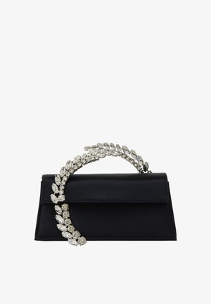 Sac à main en satin noir au design structuré, avec une anse ornée de cristal. L'anse présente des pierres en forme de goutte et des accents ronds.
