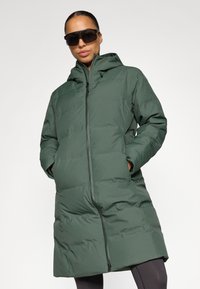 Palton lung verde căptușit, cu glugă, fermoar frontal și buzunare laterale. Materialul este neted, având un luciu subtil, fără modele vizibile.