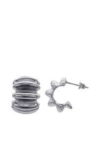 Zwei silberne Ohrringe: einer hat ein geripptes Fassdesign, der andere einen gewellten Ring mit spitzen Akzenten. Beide haben eine polierte Oberfläche.
